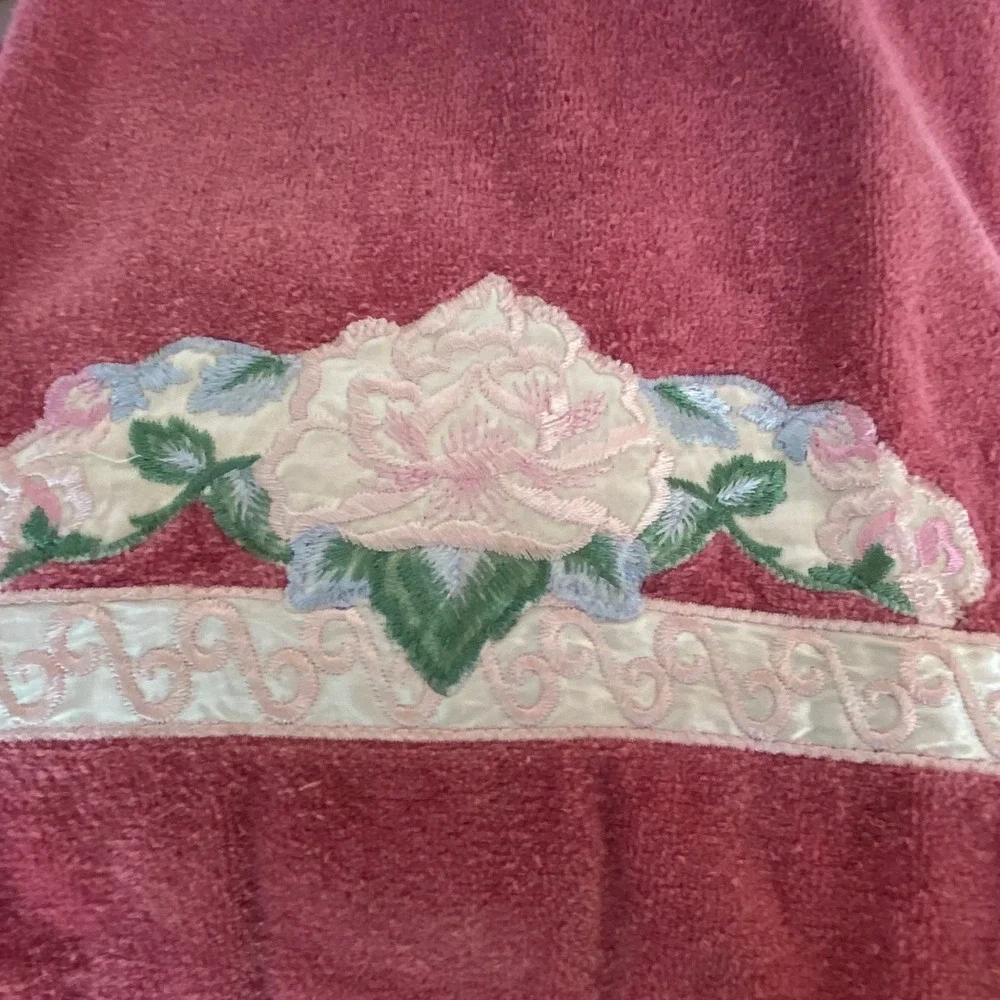 Vintage JCPenney Bath Towels Floral Embroidery Set of 2 USA 24x43 Applique